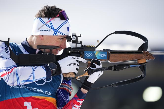 O biatleta francês Eric Perrot, durante o revezamento misto dos Jogos Olímpicos Milão-Cortina, na pista Antholz-Anterselva (Itália) em 8 de fevereiro de 2026. 