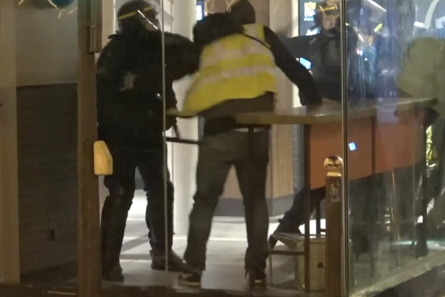 Le procès de neuf CRS jugés pour avoir frappé des « gilets jaunes » dans un Burger King s’ouvre à Paris