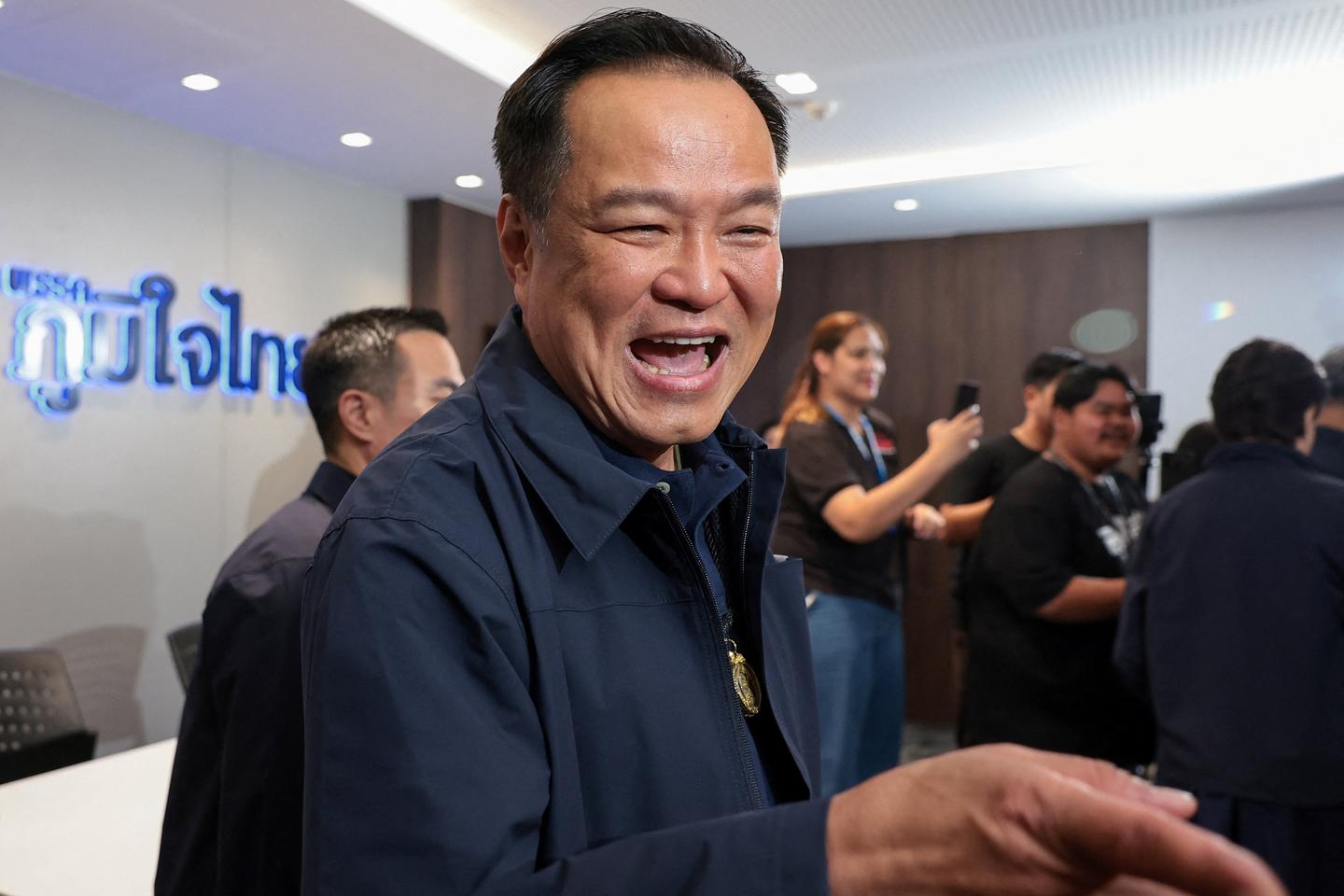 En Thaïlande, le premier ministre conservateur déjoue les pronostics et remporte les législatives