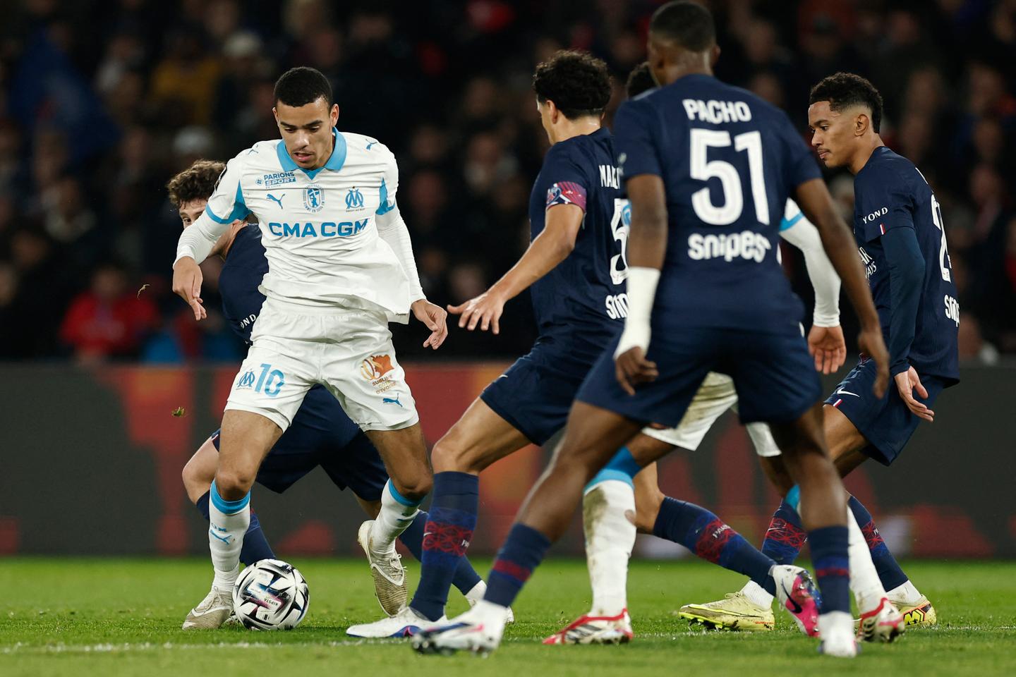 Banderole lors du match PSG-OM : le gouvernement condamne des insultes homophobes « insupportables »