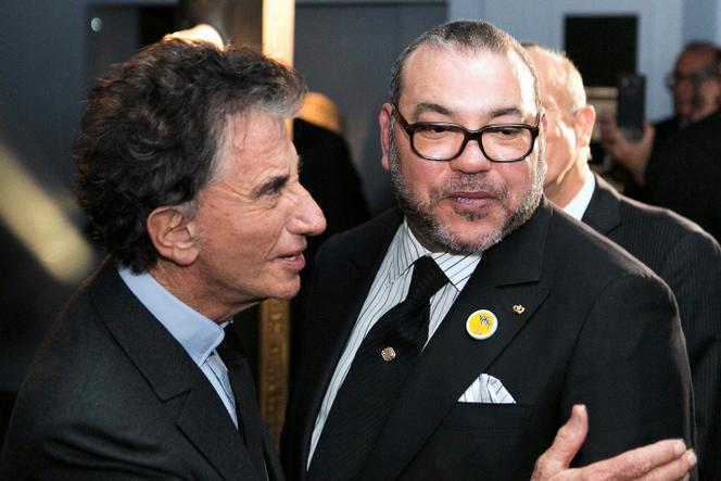 Jack Lang, alors président de l’Institut du monde arabe, et le roi du Maroc, Mohammed&nbsp;VI, lors d’une visite du musée, à Paris, le 17&nbsp;février 2016.