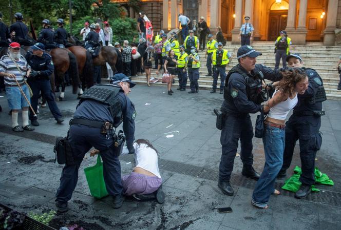 La  police évacue des manifestants lors d’un rassemblement contre la visite d’Etat du président israélien Isaac Herzog, à Sydney, le 9 février 2026.
