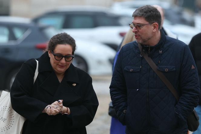 Os pais de Evaëlle chegam à corte de Versalhes em 9 de fevereiro de 2026.