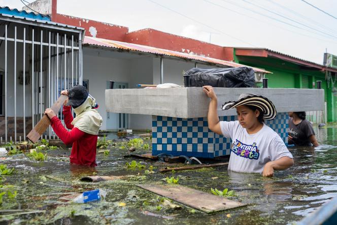 Dans une rue inondée à Monteria, dans le nord de la Colombie, le 9 février 2026.