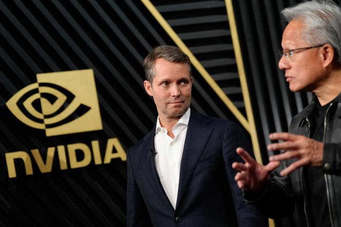 Justin Hotard, directeur général de Nokia (à gauche), et Jensen Huang, directeur général de Nvidia, lors d’une interview accordée à Bloomberg TV à l’occasion de la conférence Nvidia GTC, à Washington, le 28 octobre 2025. 