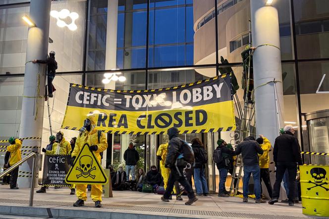 Une manifestation d’Extinction Rebellion devant le siège du Conseil européen de l’industrie chimique (Cefic), le 9 février, à Bruxelles.