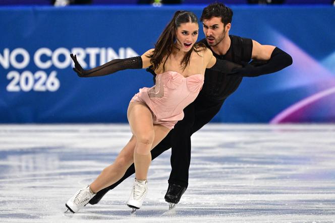 Les patineurs français Laurence Fournier Beaudry et Guillaume Cizeron, lors de l’épreuve olympique de danse rythmique, le 9 février, à Milan (Italie). 