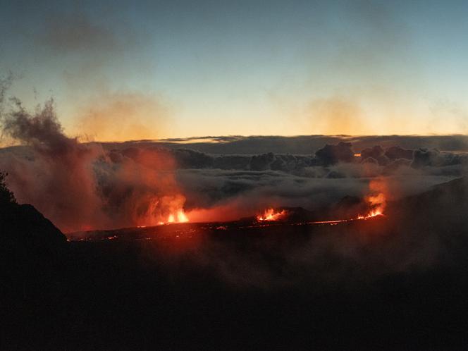 Eruption du piton de la Fournaise, photographiée depuis le pas de Bellecombe, à La Réunion, dans la nuit du 18 au 19 janvier 2026.