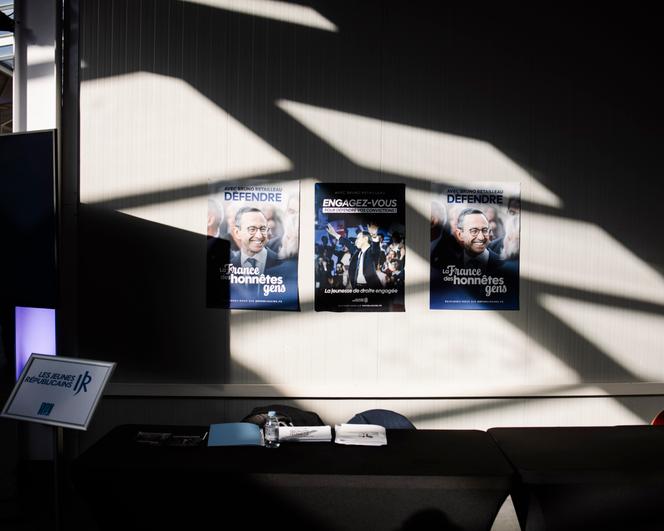 Cartazes de Bruno Retailleau durante a reunião da direita do partido Les Républicains, em Port-Marly (Yvelines), 7 de setembro de 2025.