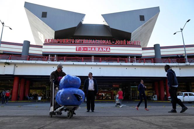 Devant l’aéroport international José-Marti de La Havane, le 9 février 2026.