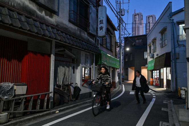 Des passants dans une ruelle du quartier de Shinjuku, à Tokyo, en octobre 2024.