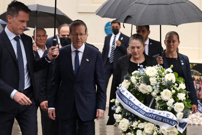 Le président israélien, Isaac Herzog, et son épouse, Michal, accompagnés du premier ministre de Nouvelle-Galles du Sud, Chris Minns (à gauche), déposent une gerbe en hommage aux victimes de l’attentat du 14 décembre 2025, au pavillon de Bondi, à Sydney (Australie), le 9 février 2026.