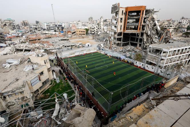 Los palestinos juegan al fútbol en un campo recién construido con materiales recuperados de la Federación Palestina de Fútbol cerca del campo de Jabaliya, al norte de la ciudad de Gaza, el 9 de febrero de 2026.