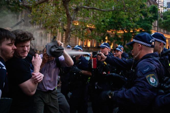Affrontement entre des policiers et des manifestants, à Sydney (Australie), le 9 février 2026.