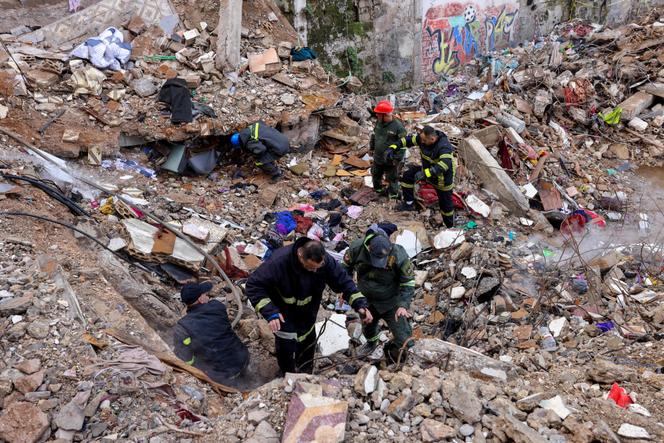 Les secouristes et les membres de la défense civile libanaise, à la recherche des survivants dans les décombres d’un ancien immeuble résidentiel qui s’est effondré la veille dans le quartier de Bab Al-Tabbeneh, à Tripoli, le 9 février 2026.
