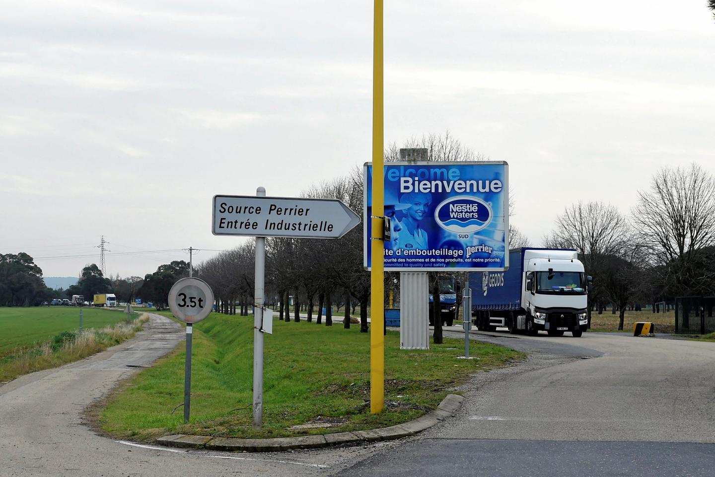 Fraude aux eaux minérales naturelles : l’Etat attaqué pour avoir autorisé Nestlé à continuer d’exploiter les sources Perrier, Contrex et Hépar