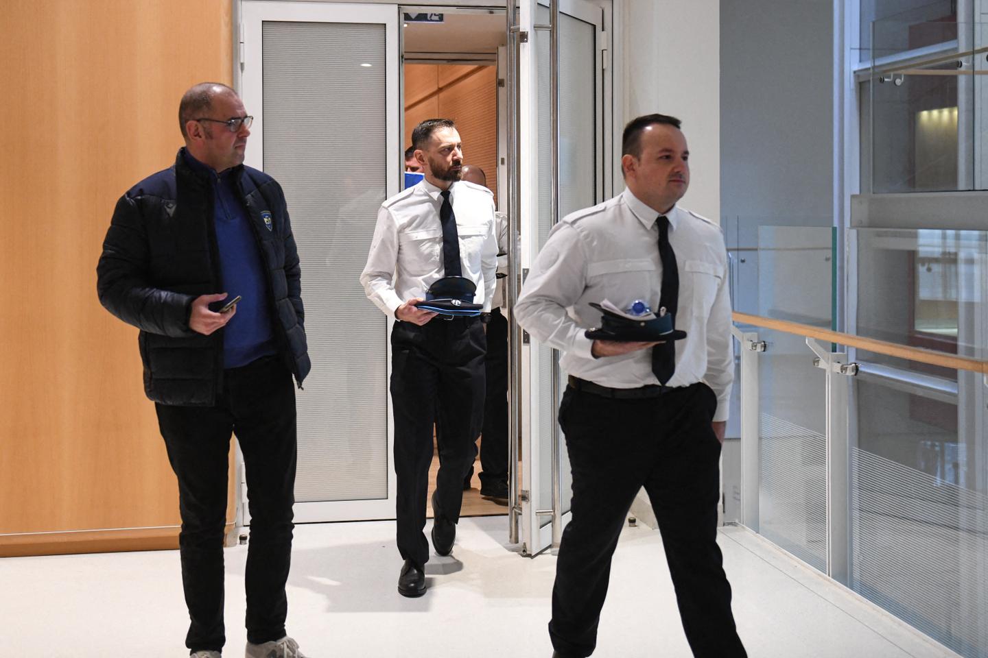 Procès des violences contre des « gilets jaunes » dans un Burger King : des CRS « pleins de regrets », mais qui estiment impossible de s’excuser