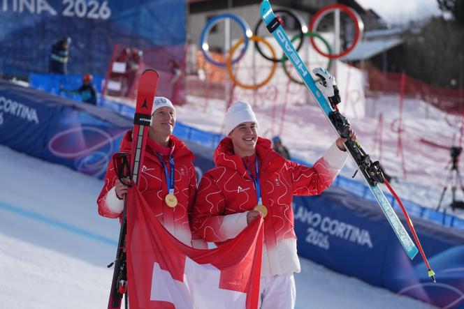 Les Suisses Tanguy Nef (à gauche) et Franjo von Allmen, sacrés champions olympiques de combiné alpin par équipes, lundi 9&nbsp;février 2026, à Bormio (Italie).