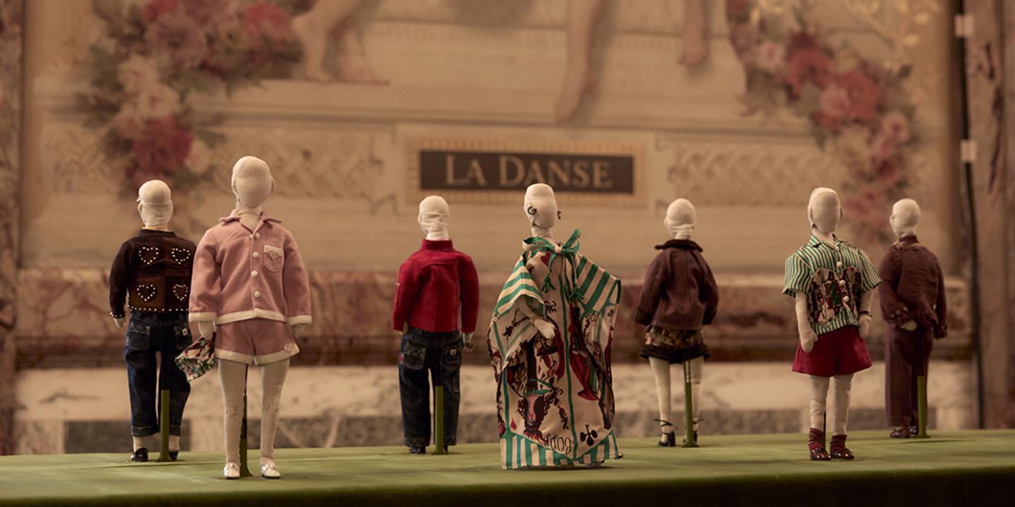 Emily Adams Bode Aujla présente ses collections avec des figurines miniatures