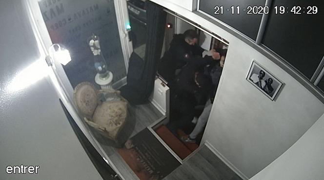 Capture d’écran prise le 27 novembre 2020 d’une vidéo de l’AFP montrant des images de caméras de vidéosurveillance du producteur Michel Zecler roué de coups par des policiers à l’entrée d’un studio de musique dans le 17ᵉ arrondissement de Paris, le 21 novembre 2020.