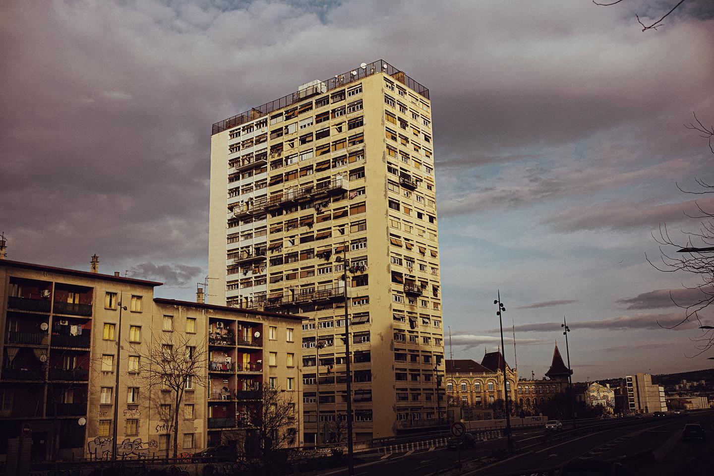 au cœur de Marseille, plongée dans le quotidien des habitants de Bel Horizon, pris au piège de leur tour