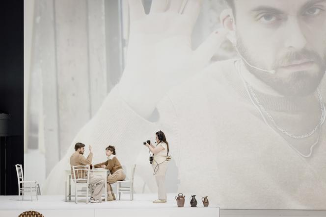 Eddy D’aranjo, Clémence Delille et Edith Biscaro, dans « Œdipe roi », d’après Sophocle, mis en scène par Eddy D’aranjo, à l’Odéon-Théâtre de l’Europe, à Paris, le 5 février 2026.