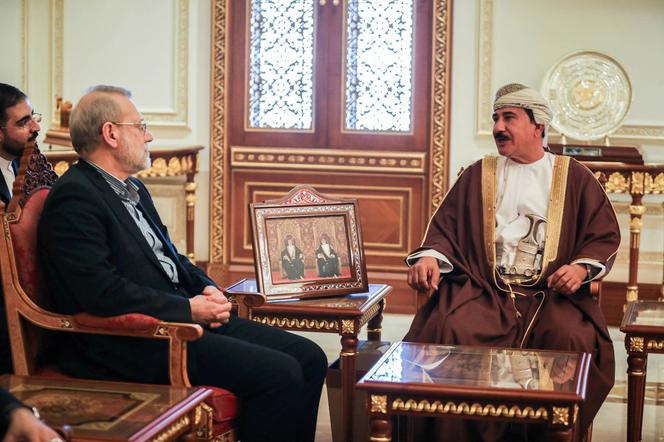 Le secrétaire du Conseil national de sécurité iranien, Ali Larijani, rencontre le ministre du bureau royal du sultanat d’Oman, Sultan Ben Mohammed Al-Noumani, à Mascate, Oman, le 10&nbsp;février 2026.