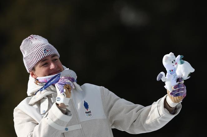 O biatleta francês Eric Perrot comemora a medalha de prata na prova individual masculina de 15 km, terça-feira, 10 de fevereiro, no pódio olímpico em Antholz-Anterselva (Itália)