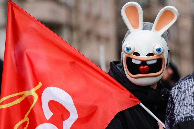 Un salarié d’Ubisoft arborant un masque de Lapin crétin, durant le mouvement de grève dans l’entreprise, à Saint-Mandé (Val-de-Marne), le 10 février 2026.