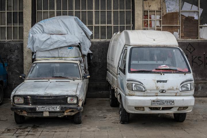 Dans la cour de l’école Abdelaziz Hassan, des véhicules appartenant aux familles kurdes réfugiées depuis l’avancée de l’armée gouvernementale dans la zone auparavant contrôlée par les FDS, à Kamechliyé (Syrie), le 6 février 2026.