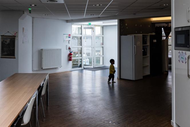 Dans le hall d’un bâtiment vacant, occupé par des personnes sans domicile, à Bondues (Nord), le 21&nbsp;février&nbsp;2024.