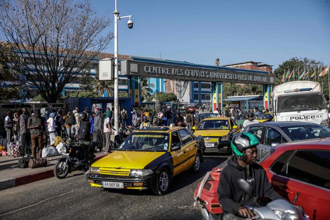 Des étudiants quittent l’université Cheikh Anta Diop, à Dakar, le 10 février 2026.