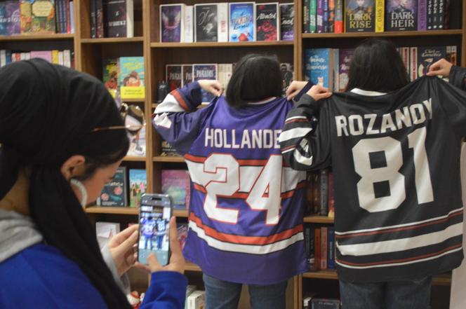 Des fans de la série « Heated Rivalry » réunies dans une librairie à Paris, le 8 février 2026.
