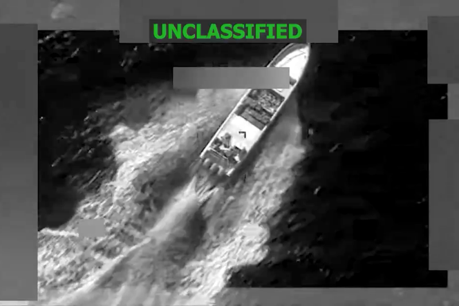 Uma captura de tela de um vídeo do Comando Sul dos EUA de um ataque dos EUA a um barco suspeito de traficante de drogas no Pacífico em 9 de fevereiro de 2026.
