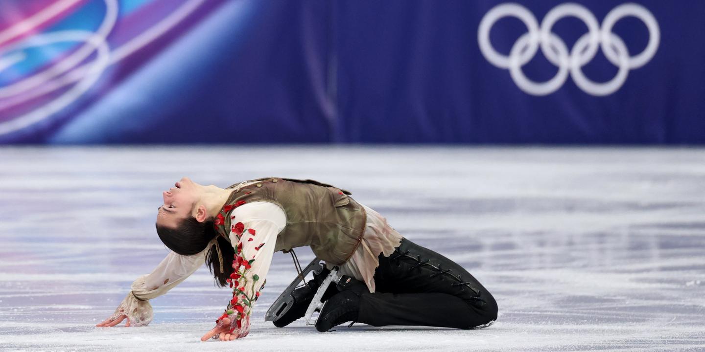 les premiers patineurs s’élancent pour le programme court, des Français engagés en saut à skis