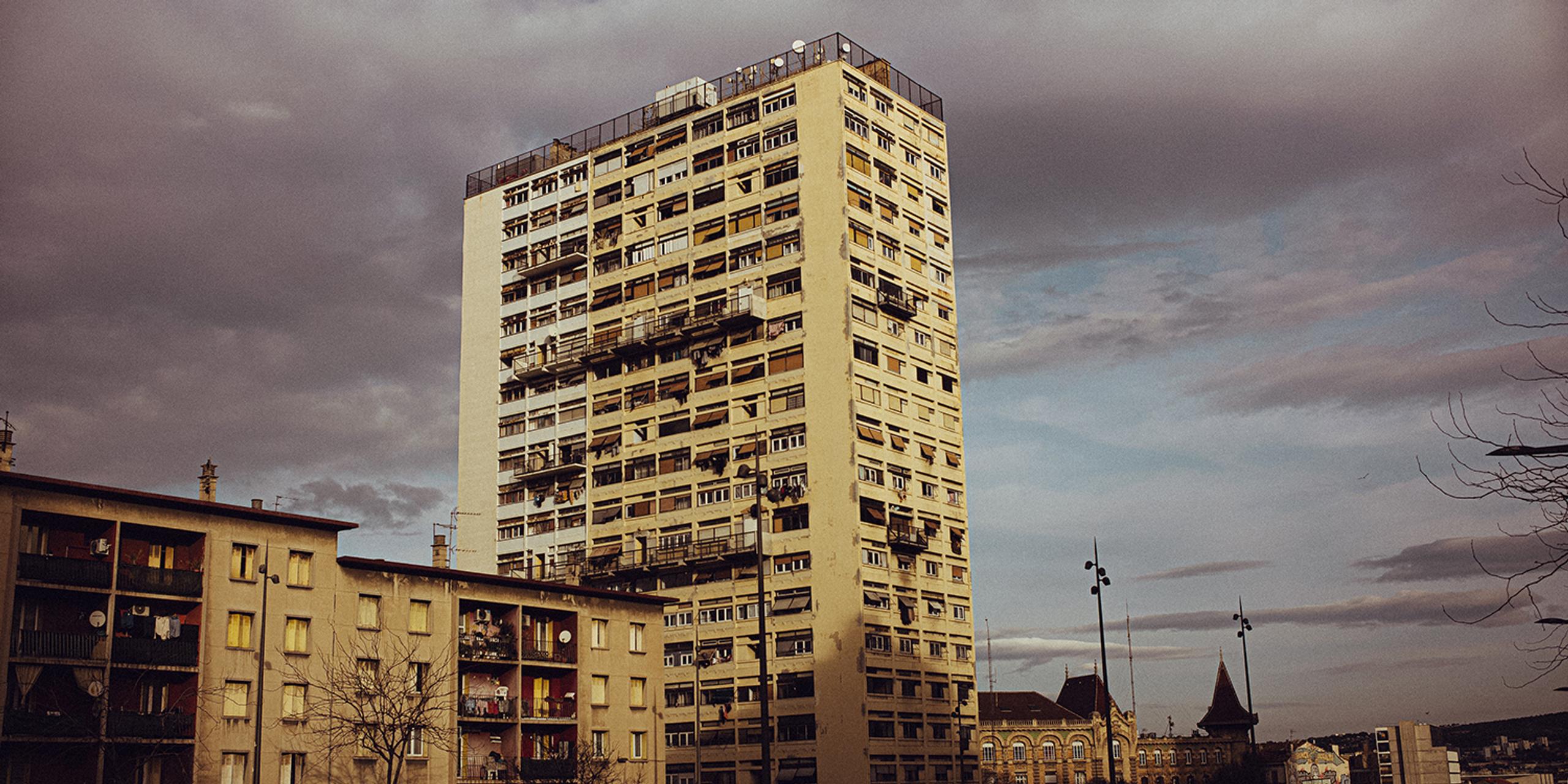 Insalubrité, précarité, point de deal : au cœur de Marseille, plongée dans le quotidien des habitants de Bel Horizon, pris au piège de leur tour