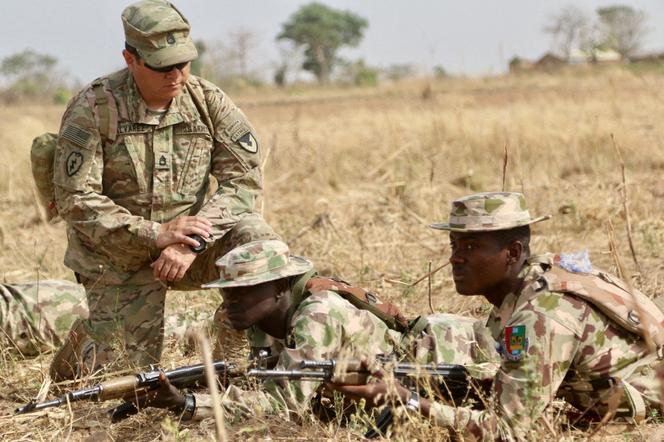 Un soldat de l’armée américaine forme des membres de l’armée nigériane à Jaji (Nigeria), en février&nbsp;2018.