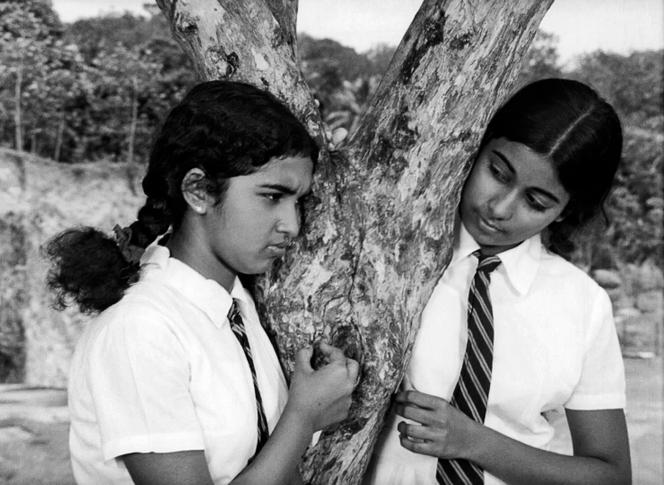 Shyama Ananda (Padmini) et Wasanthi Chathurani (Kusum) dans « Les Filles » (1978), de Sumitra Peries.
