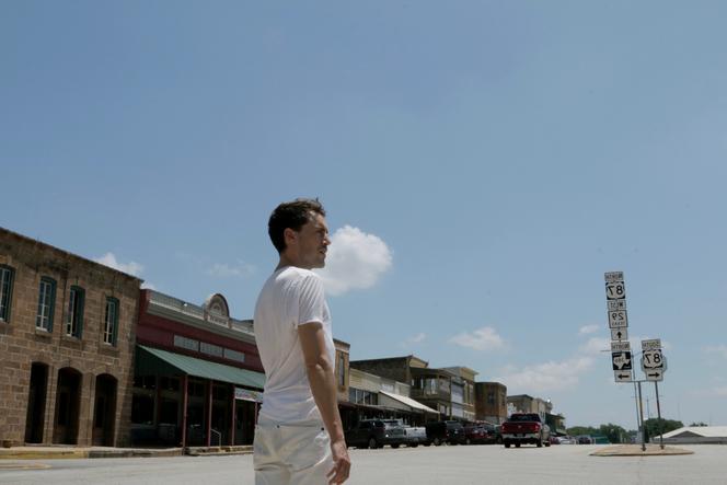 Visuel de promotion du spectacle de et avec Fabien Ducommun, « Aime-moi ».