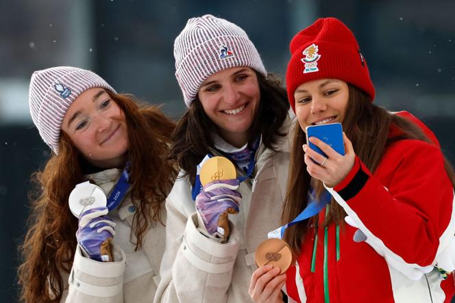 Les Françaises Lou Jeanmonnot et Julia Simon, et la Bulgare Lora Hristova après leur podium sur l’épreuve individuelle de biathlon, aux Jeux olympiques de Milan-Cortina, à Anterselva (Italie), le 11&nbsp;février 2026.