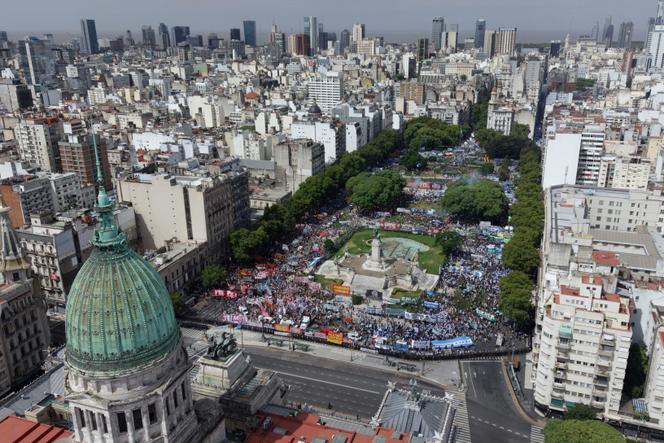 Manifestation des syndicats contre le projet de réforme du travail proposé par le gouvernement du président Javier Milei, devant le Congrès, à Buenos Aires, le 11&nbsp;février 2026.