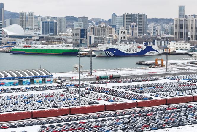 Des automobiles destinés à l’exportation dans le port de Yantai, dans la province chinoise du Shandong, le 18 janvier 2026.