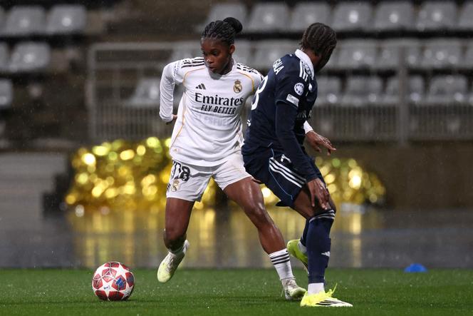 Linda Caicedo du Real Madrid (à gauche), contrôle la balle face à Melween N’Dongala du Paris FC, lors de leur match de barrage aller en Ligue des champions féminine, au stade Charlety, à Paris, le 11&nbsp;février&nbsp;2026.