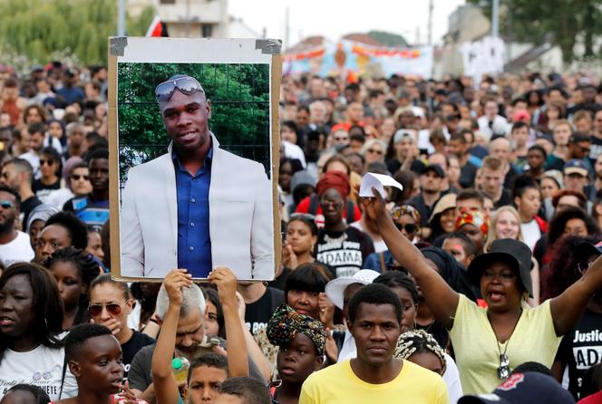 Un manifestant brandit un portrait d’Adama Traoré, lors d’une marche réclamant des réponses deux ans après sa mort en garde à vue, à Beaumont-sur-Oise (Val-d’Oise), le 21 juillet 2018.