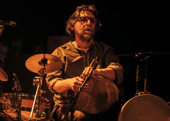 Le percussionniste Keyvan Chemirani sur la scène du Théâtre Claude-Debussy&nbsp;de Maisons-Alfort, le 10&nbsp;février 2026.