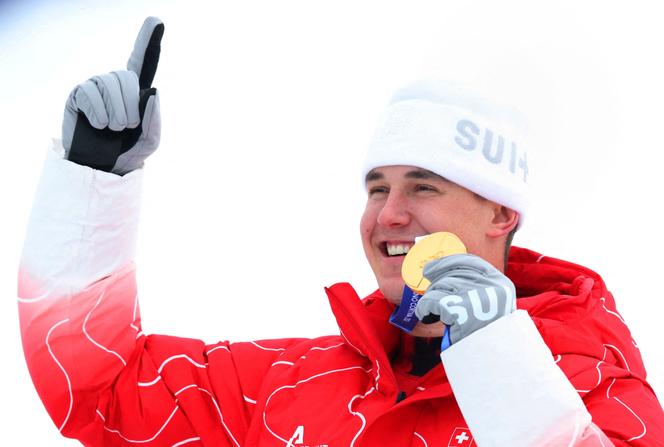 Le skieur suisse Franjo von Allmen, sacré champion olympique de super-G, mercredi 11&nbsp;février, à Bormio (Italie).