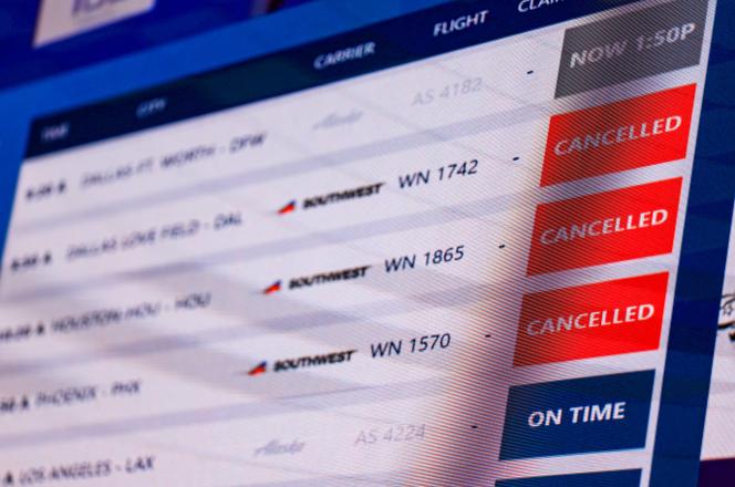 Un écran affiche des vols annulés à l’aéroport international d’El Paso, mercredi 11 février 2026.