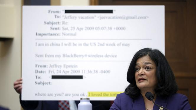 A representante democrata na Câmara dos Representantes, Pramila Jayapal (estado de Washington), questiona a ministra da Justiça dos EUA, Pam Bondi, perante o Comitê Judiciário da Câmara dos Representantes, em Washington, 11 de fevereiro de 2026.