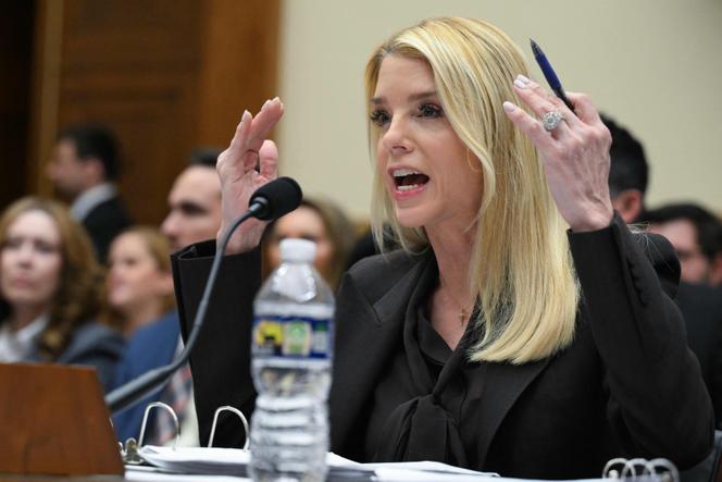 A procuradora-geral dos EUA, Pam Bondi, fala perante o Comitê Judiciário da Câmara em Washington, 11 de fevereiro de 2026.