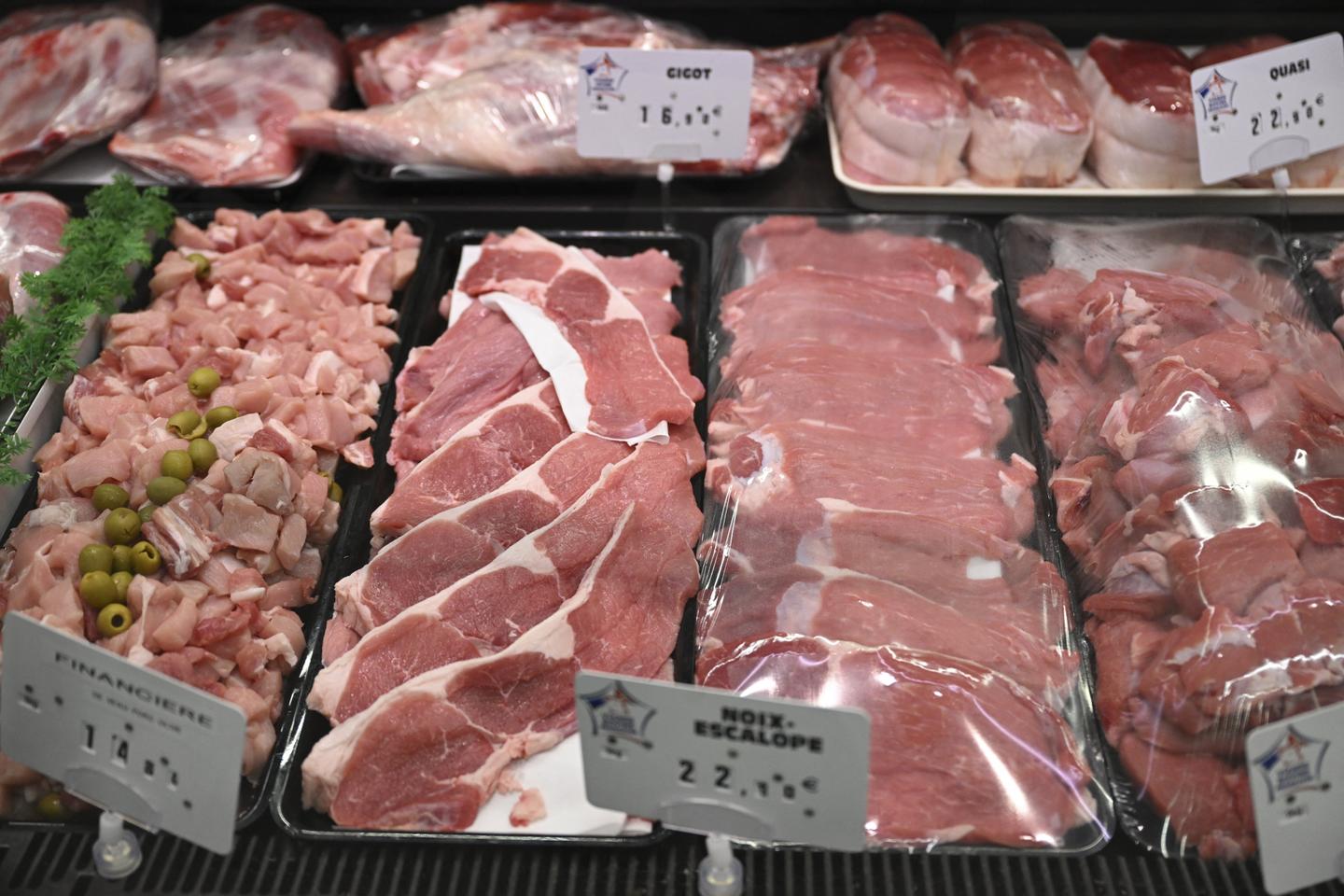 Bio, viande, aliments ultratransformés, publicité : les avancées et les angles morts de la stratégie alimentation et climat